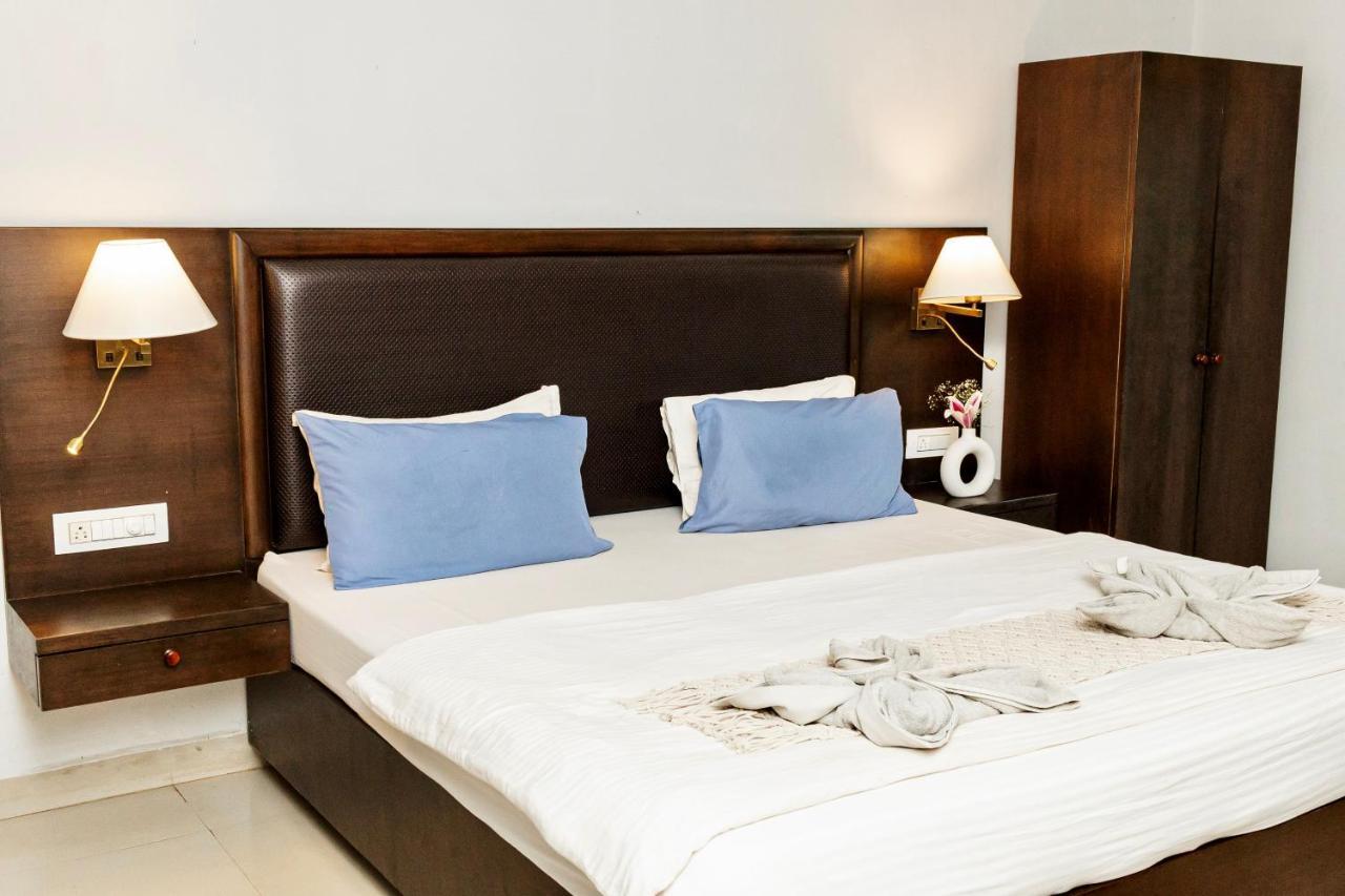 Fourteen Pods By The Sea Hotel Morjim Ngoại thất bức ảnh